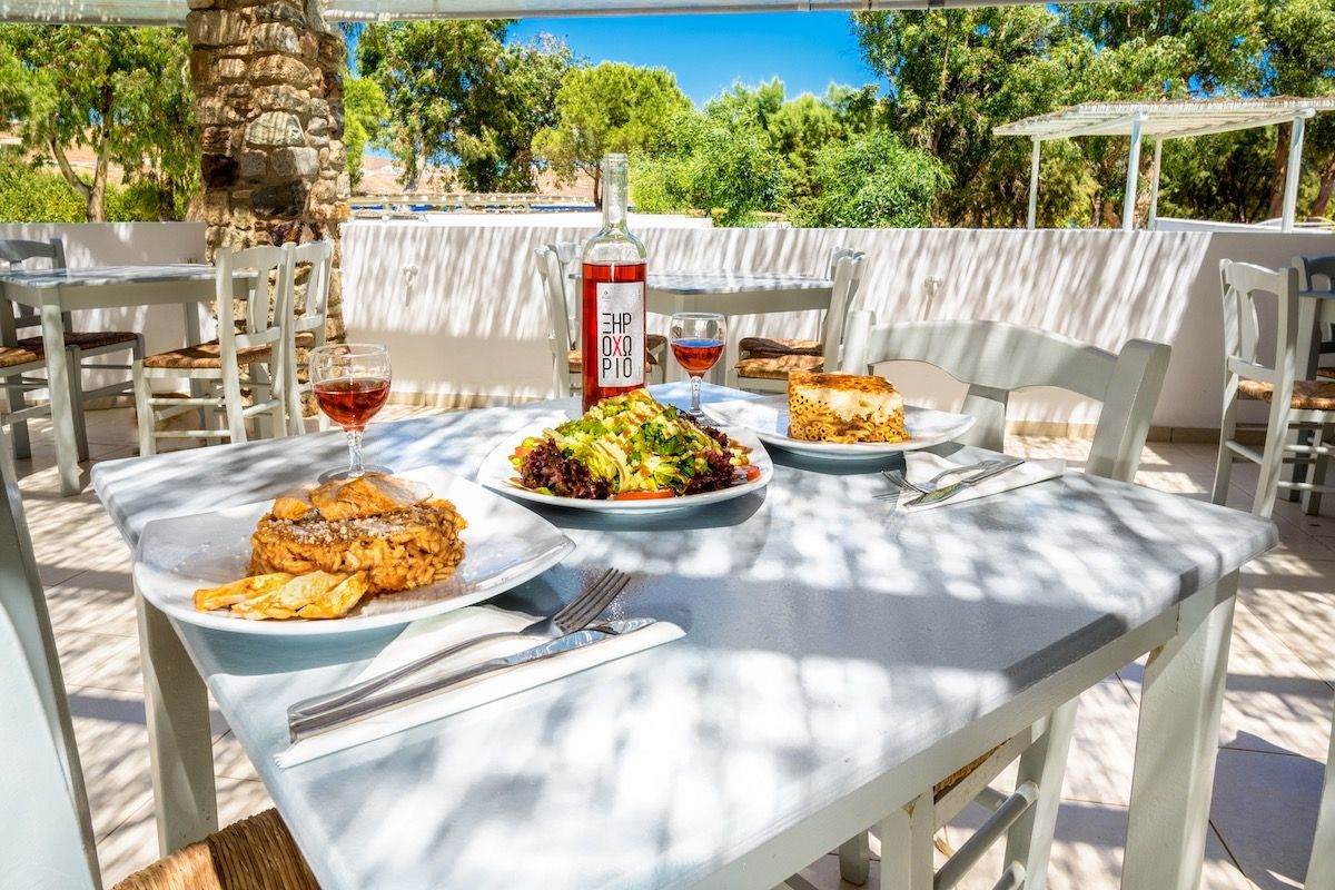 Coralli-Restaurant How about a fine traditional meal prepared with organic products grown on Serifos? Come and discover us.