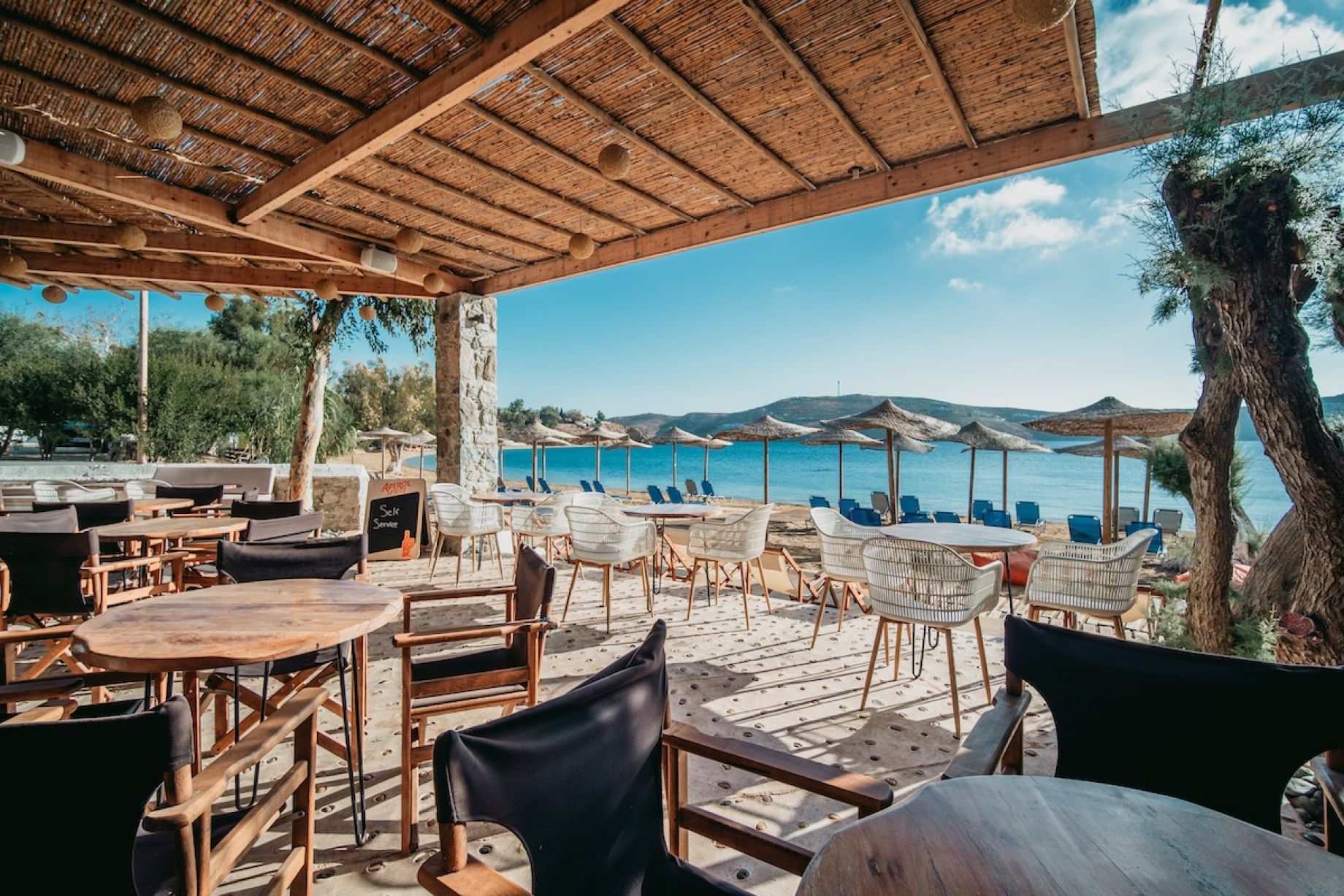 Coralli  Sea Side Resort Αξέχαστες Διακοπές στην παραλία Λιβαδάκια της Σερίφου Lounge Bar δίπλα στη θάλασσα. Ζήσε διακοπές χαλάρωσης & ηρεμίας στη μαγευτική αμμώδη παραλία ή την πισίνα